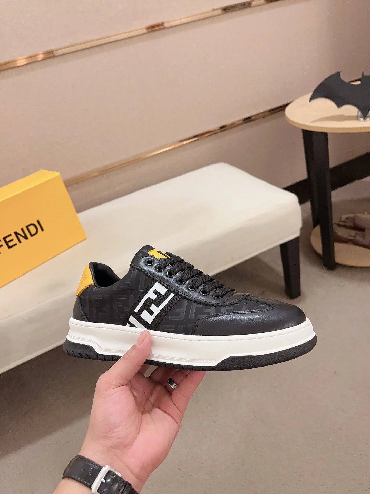 Men's shoes💰: 400💰[Fendi] Fendi's latest casual shoes for men! Available at counters simultaneously! A one-to-one replica of the original. All imported official website one-to-one cowhide fabric. The interior is made of top-grade sheepskin, and the original factory-supplied rubber outsole is used. Leading new fashion concepts. Matching code: 38-44. (can be customized for 45 non-refundable)